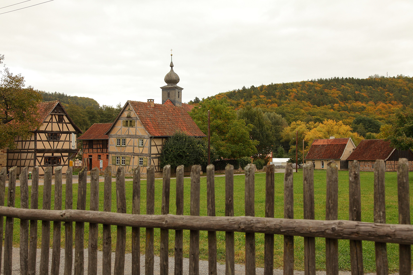 In herbstlicher Atmosphäre lädt das Fränkische Freilandmuseum Fladungen am 2. November 2025 zu einem vielfältigen Programm ein – mit einer Krimilesung von Tim Frühling, Lichterführungen, Kochen mit historischen Rezepten und fränkischem Volksliedersingen. Foto: Etienne Joppien.