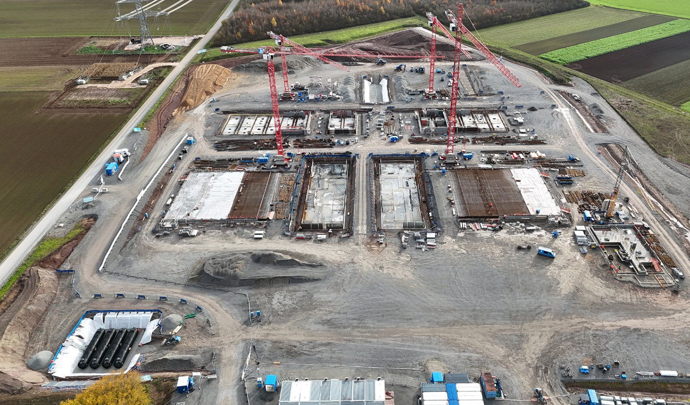 Nahe Bergreinfeld entsteht eine Konverterstation, bei der aufbereitetes Material der Kühltürme in Form von Recycling-Beton verbaut wird. Bildquelle: Hitachi Energy Germany AG