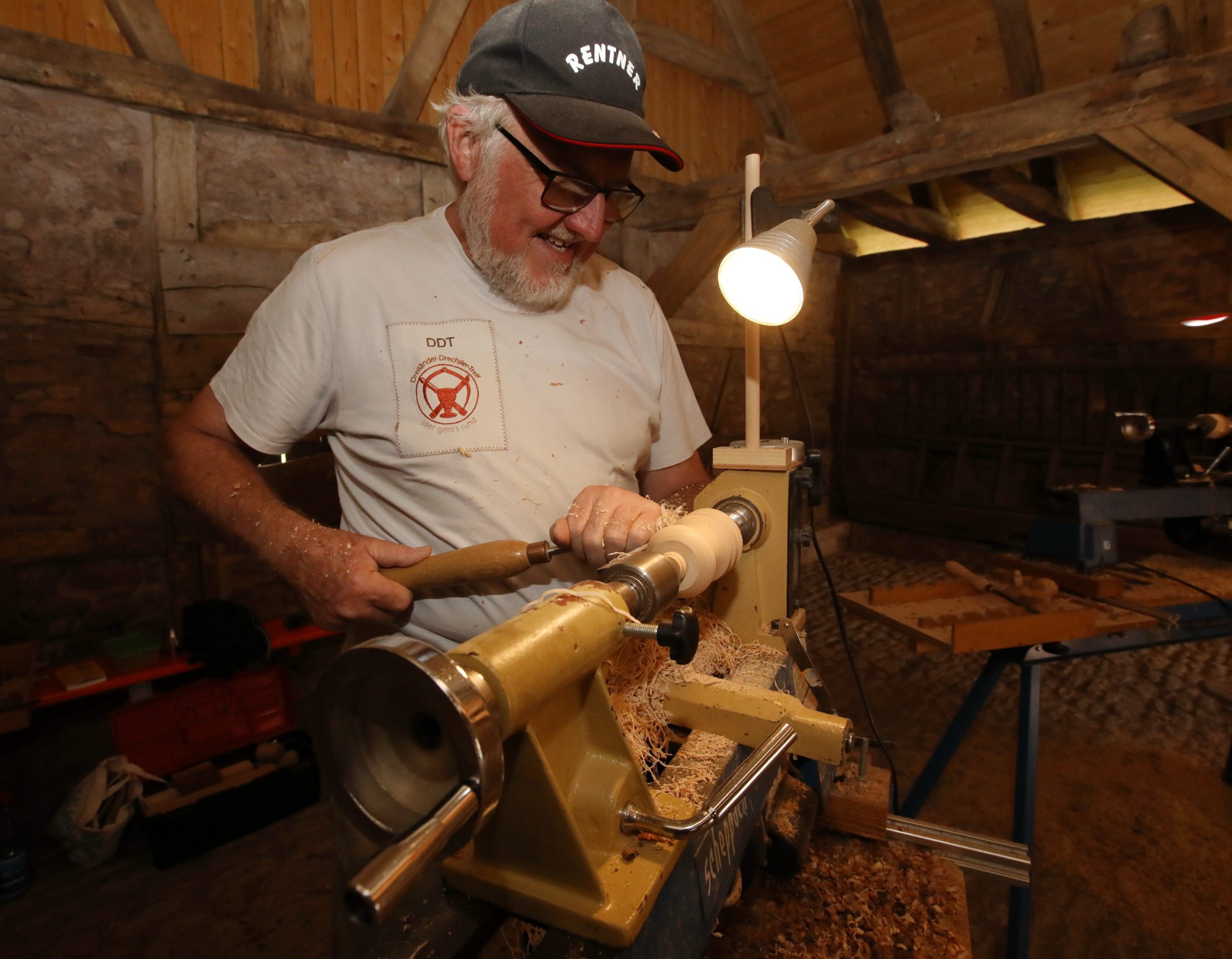 An der Drehbank zeigt ein Drechsler beim Schautag „Historische Handwerke“, wie aus Holz mit handwerklichem Können und Erfahrung filigrane Formen entstehen. Foto: Gerhard Nixdorf.