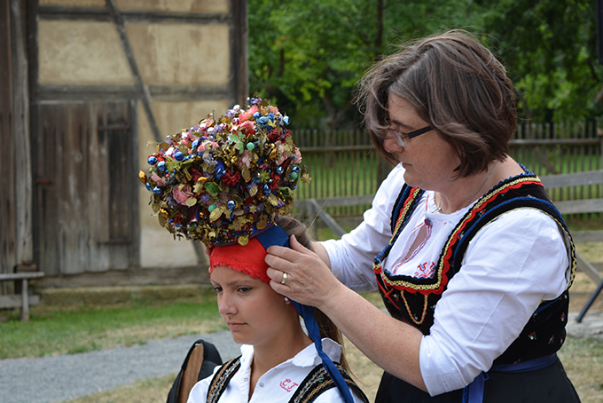Mit viel Liebe zum Detail wird die Braut für den historischen Hochzeitszug der Grafschaft Wertheim vorbereitet.