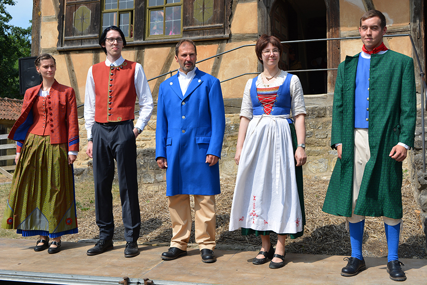 Trachtengruppen präsentieren im Fränkischen Freilandmuseum Fladungen traditionelle Alltags- und Festtagstrachten. Eine Trachten-Modenschau zeigt die Vielfalt regionaler Kleidungskultur in Franken.