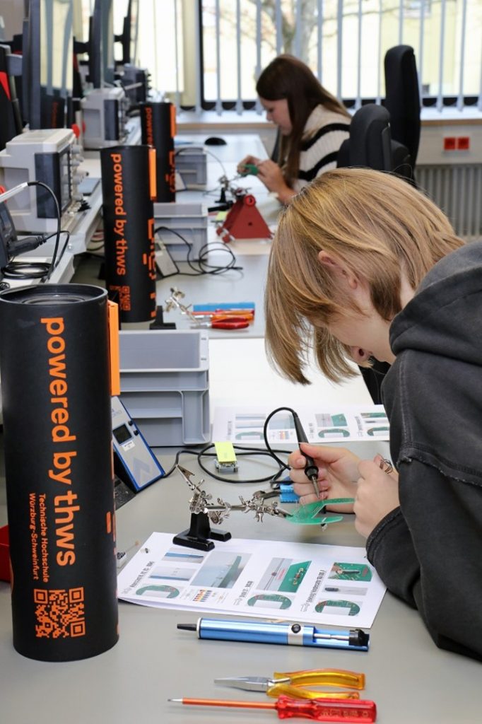 Beim letztjährigen TecGirls´Day durften die Teilnehmerinnen an der THWS im Labor für Elektrotechnik mit Unterstützung von Prof. Dr. Bettina Brandenstein-Köth eine Bluetooth-Musikbox bauen (Foto: THWS/Eva Kaupp)