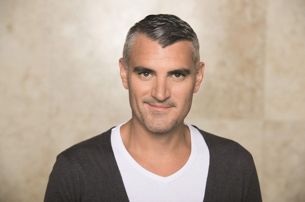 „Der Kommissar in Wanderschuhen“: Moderator und Autor Tim Frühling stellt am 2. November seinen Rhön-Krimi im Fränkischen Freilandmuseum Fladungen vor. Foto © Hessischer Rundfunk.