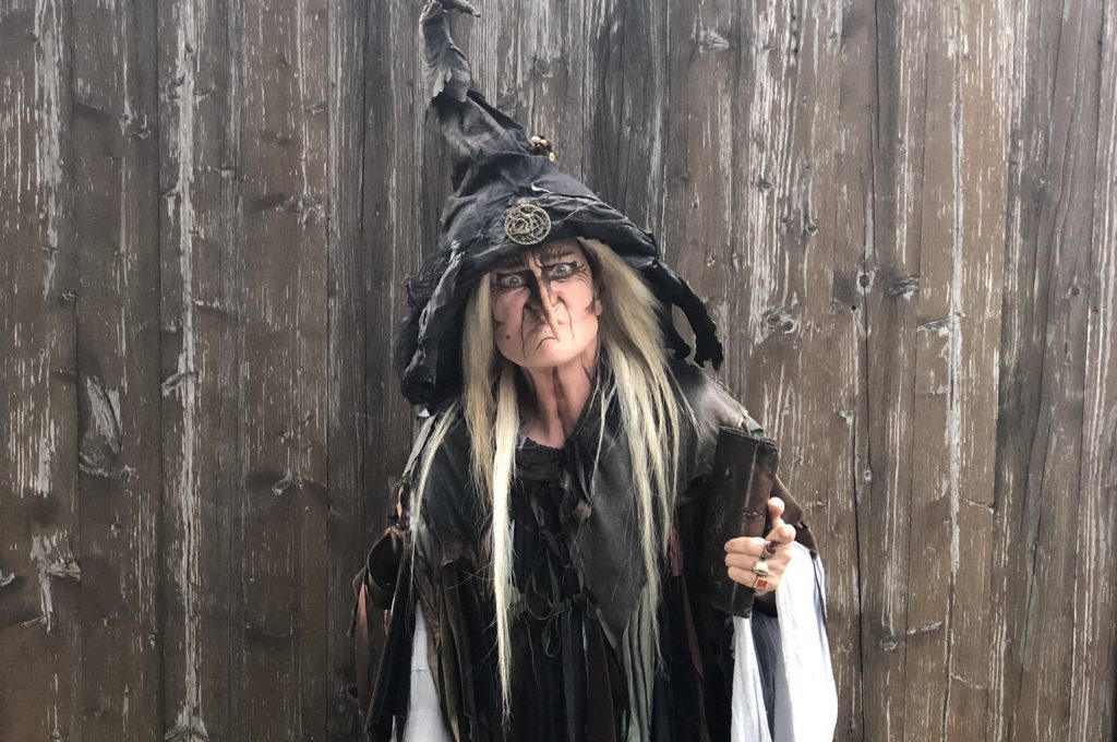 Hexe Walpurga sorgt zur Walpurgisnacht im Fränkischen Freilandmuseum Fladungen für magischen Familienzauber. Foto: Renate Petrenko.