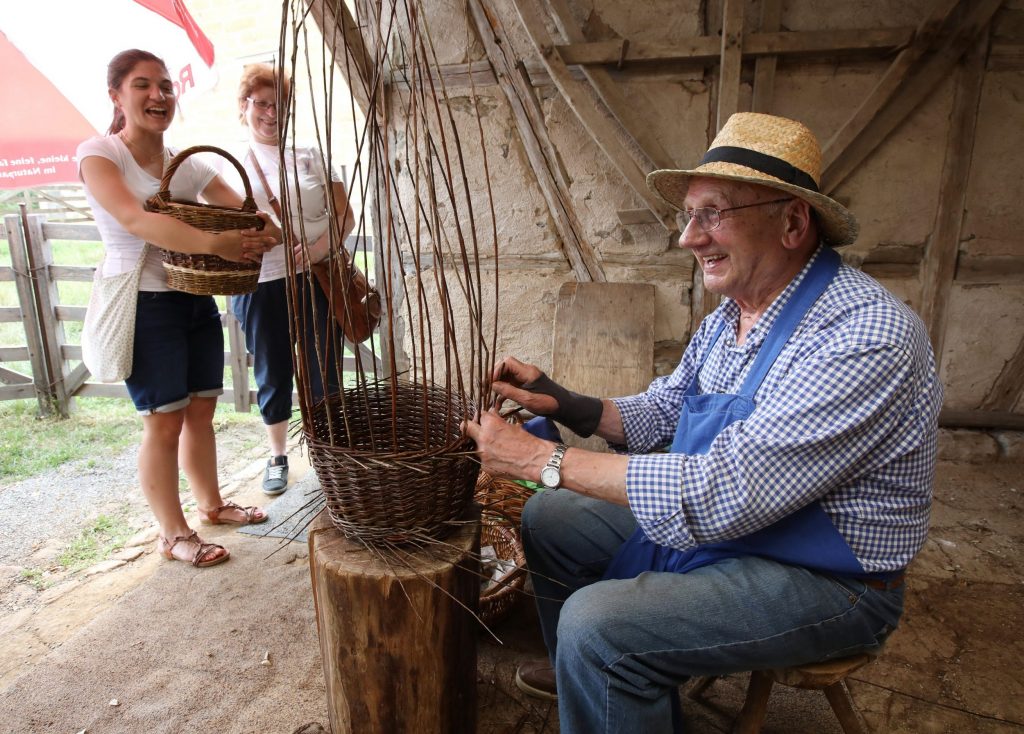 Beim Schautag am 19. April können Besucherinnen und Besucher im Freilandmuseum Fladungen Handwerkern über die Schulter schauen und traditionelle Techniken hautnah erleben. Foto: Gerhard Nixdorf.