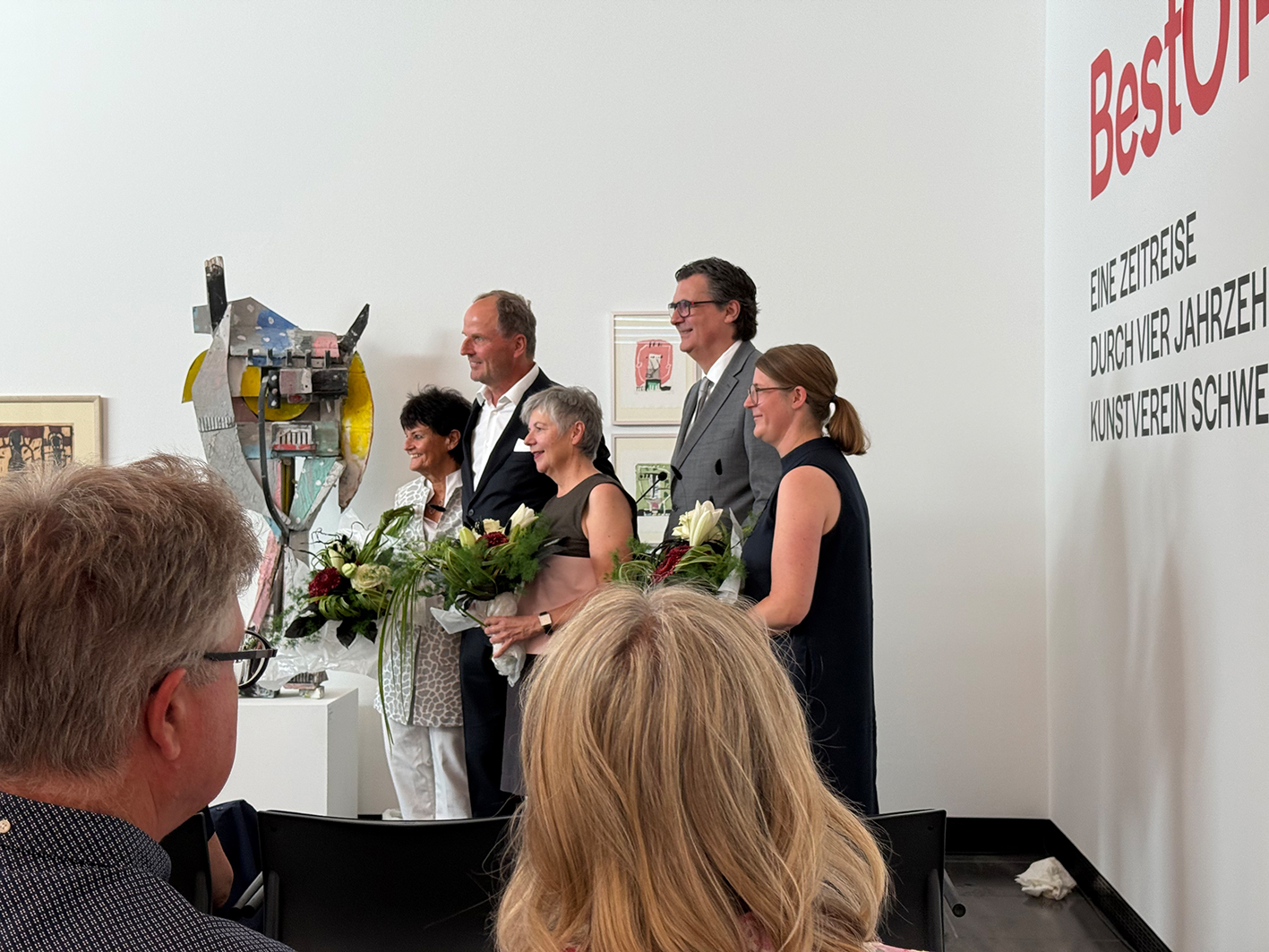 Schnappschuss von der Eröffnung: Von links: Dr. Gabriele Haas, Michael Pfister, Andrea Brandl, OB Ralf Hofmann, Dr. Julia Weimar. © groschenheft