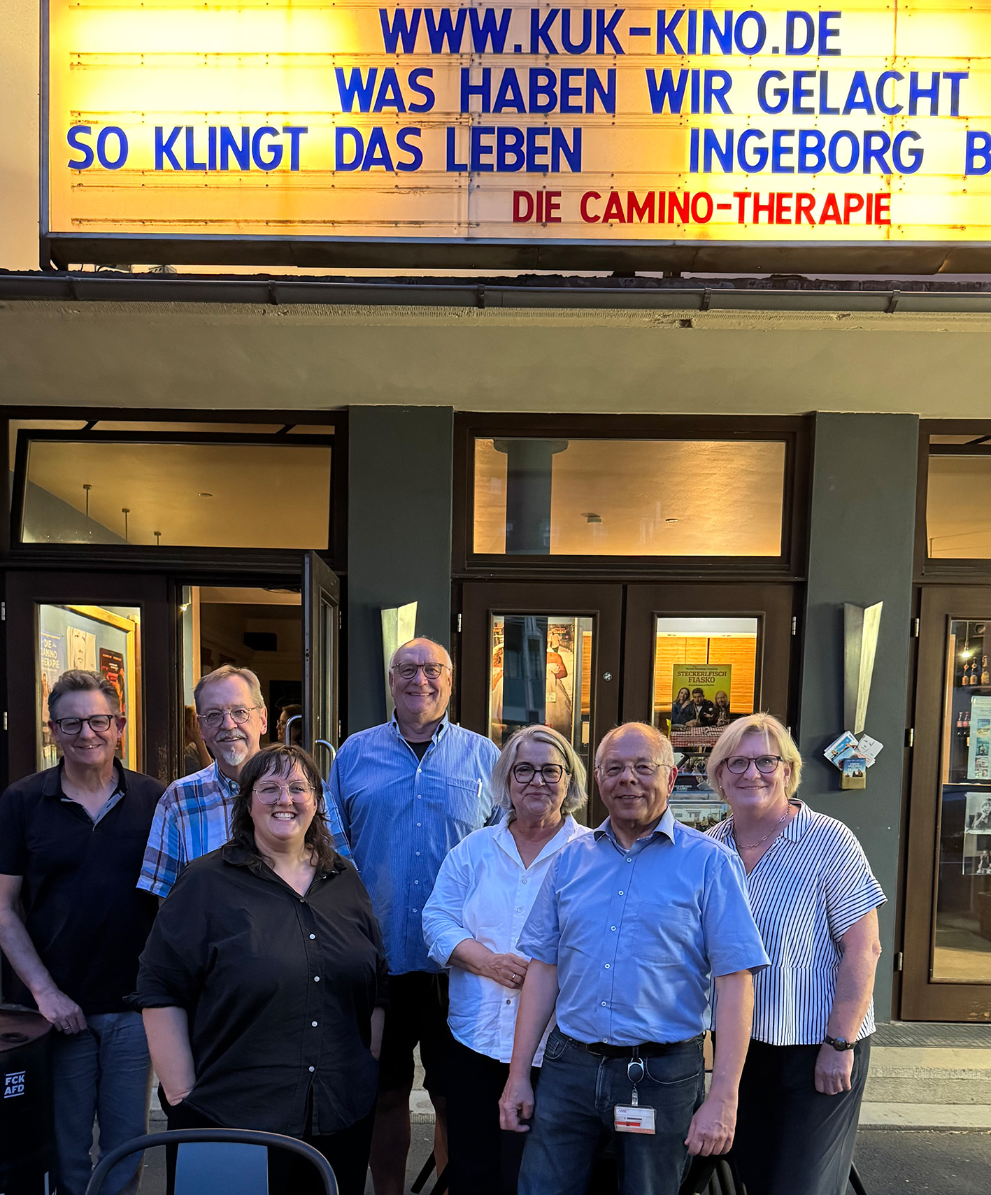 Die intensive Vorbereitung hat sich gelohnt. Der Förderverein „Unser KuK e.V.“ wurde nun gegründet und nicht nur der frischgebackene Vorstand freut sich, sondern auch zahlreiche Interessierte, die zur Gründungsversammlung ins KuK gekommen waren. Unser Foto zeigt v.l.: Michael Goeppner (Rechnungsprüfer), Jochen Keßler-Rosa (2. Vorstand), Conni Brückner (1. Vorstand), Hubert Lutz (Beisitzer), Christiane Sachs (Schriftführerin), Dr. Winfried Wilke (Schatzmeister), Doris Engelhardt (Rechnungsprüferin). Auf dem Foto fehlen die Beisitzer Philip Albert und Martin Lackmann.                       Foto: Hans-Dieter Kutter