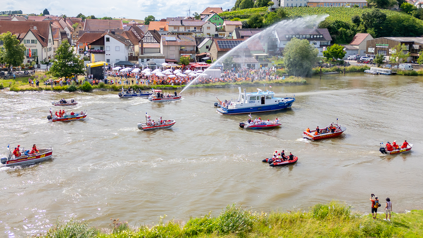 Das Mainschleifen-Fährenfestival am 18. und 19. Juli 2026 wird viele Gäste anlocken. Die beteiligten Orte, die Weinprinzessinnen und Symbolfiguren sind natürlich mit von der Partie und bestens für das zweitägige Ereignis gerüstet. Archiv-Fotos © Studio Zudem 