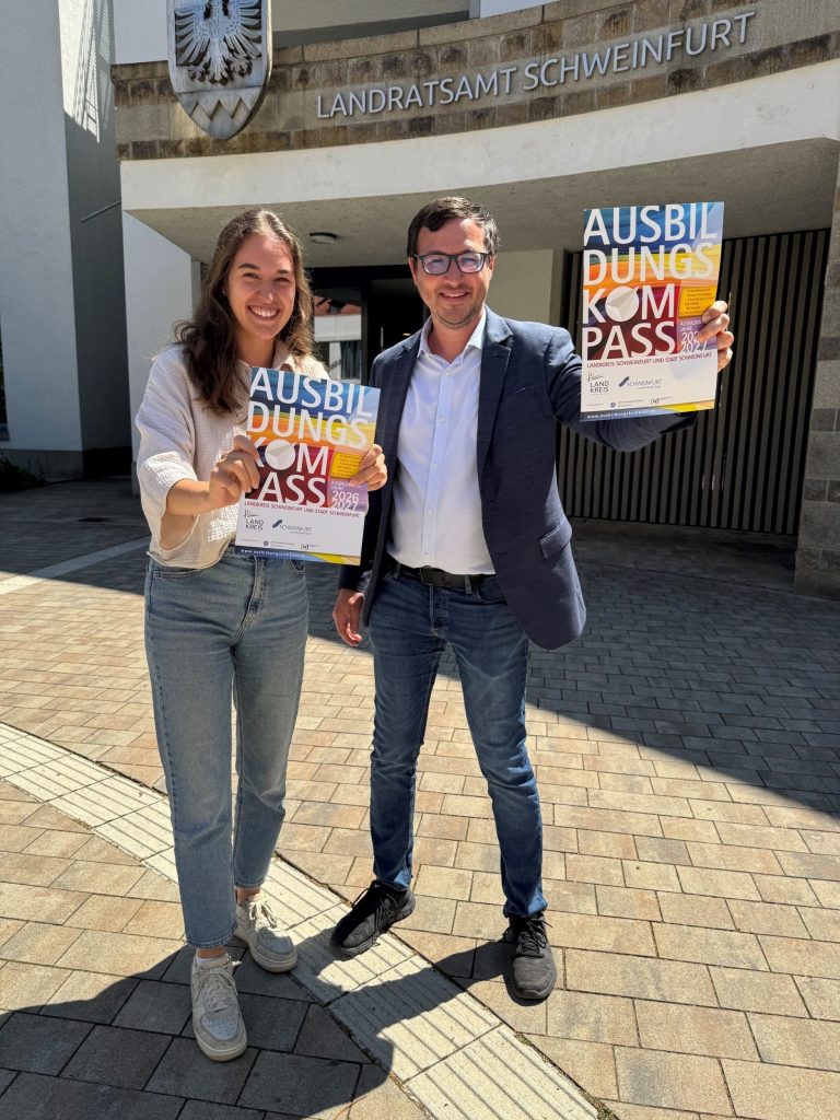 Rebecca Weber (Wirtschaftsförderung Landkreis) und Markus Holle (Wirtschaftsförderung Stadt) präsentieren die aktuelle Ausgabe des Ausbildungskompasses für Stadt und Landkreis Schweinfurt. Foto: Andreas Lösch