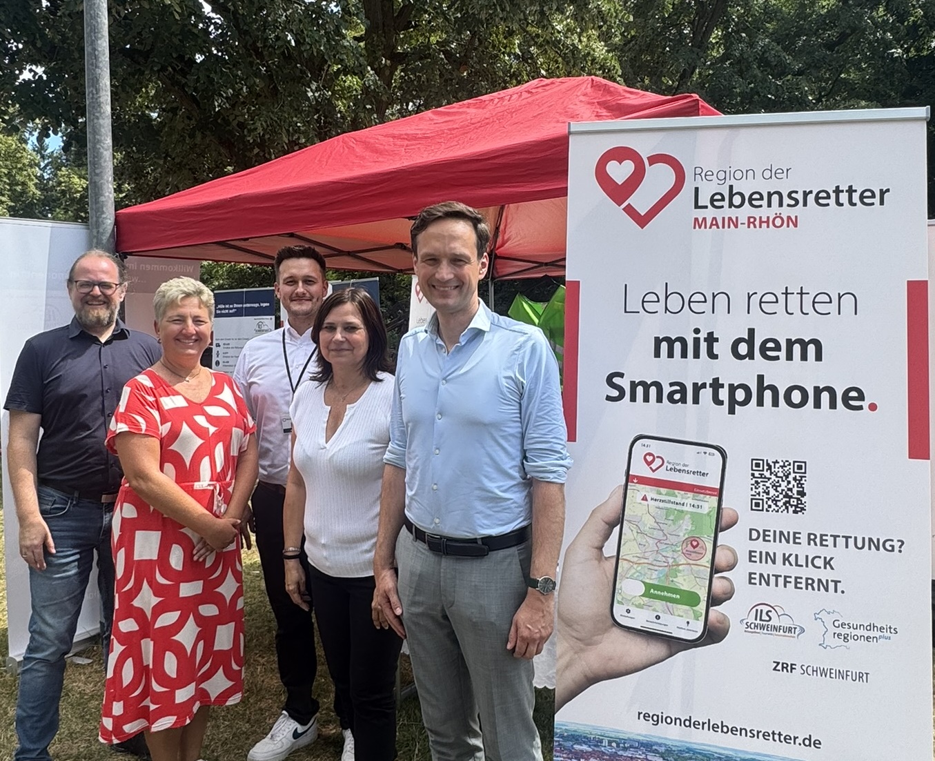 Der Öffentlichkeit vorgestellt wurde das Projekt „Region der Lebensretter“ auch beim Tag der Retter in Sennfeld, hier mit (von links) Christian Frank (Geschäftsführer ZRF Schweinfurt), Karin Dütsch (stellv. Geschäftsführerin ZRF Schweinfurt), Marcel Thein (Leiter der ILS Schweinfurt), Elke Schlösinger (Mitarbeiterin ZRF Schweinfurt) und Landrat Florian Töpper. Foto: ILS/Marcel Thein