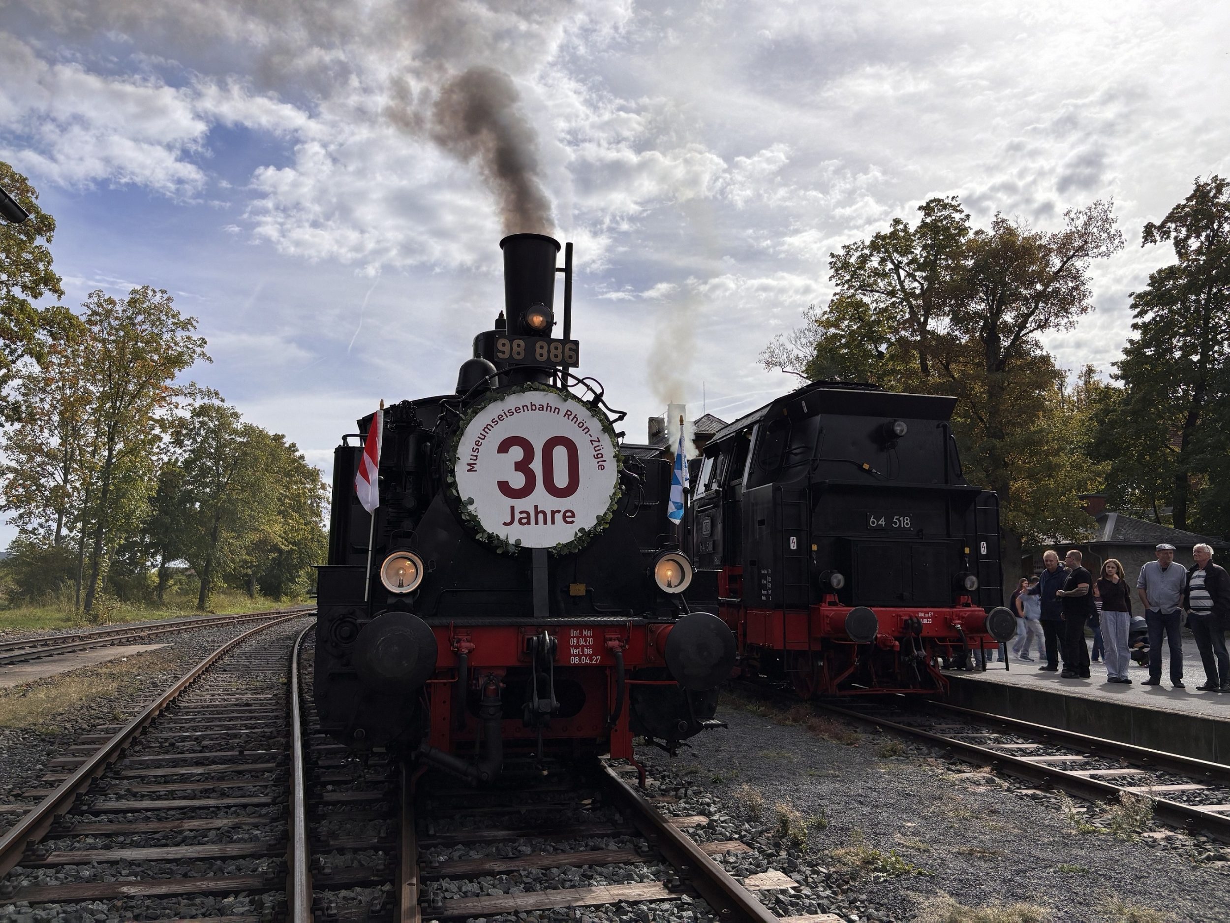 Die Dampflok 98 886 ist das Zugpferd des Rhön-Zügle. Die für bayerische Lokalbahnen entwickelte Lok war bis 1968 auf der Strecke Bad Neustadt–Königshofen im Einsatz. Heute fährt sie als Museumsbahnlokomotive. Foto: Patricia Linsenmeier.